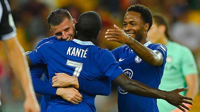 邓涵文因经济保障和新东家前景决定离开武汉三镇，加盟云南玉昆，成为球队核心球员。