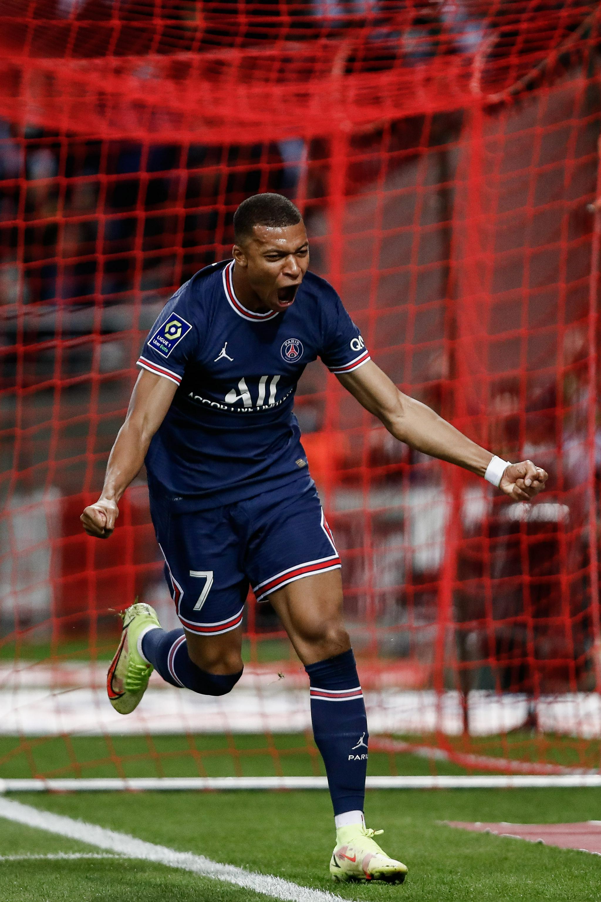 巴萨在塞维利亚对阵贝蒂斯的百年对决：历史的延续与未来的碰撞