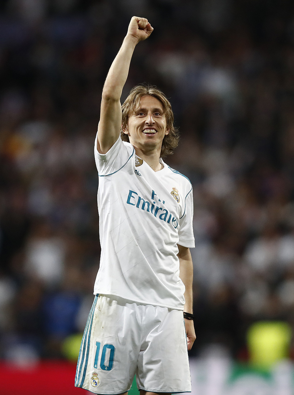 你是哪边的？本菲卡门将特鲁宾扑点后被队友阿劳若补射进球