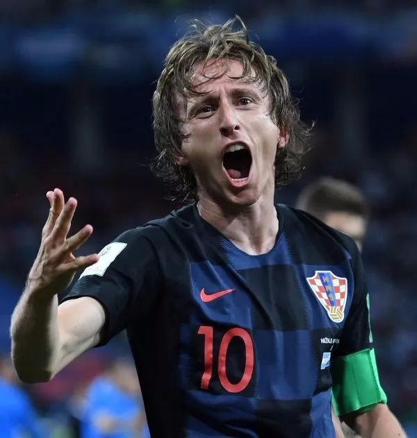 挑衅中国！日本球星三笘薰手持日本二战战犯照片，网友：封杀他